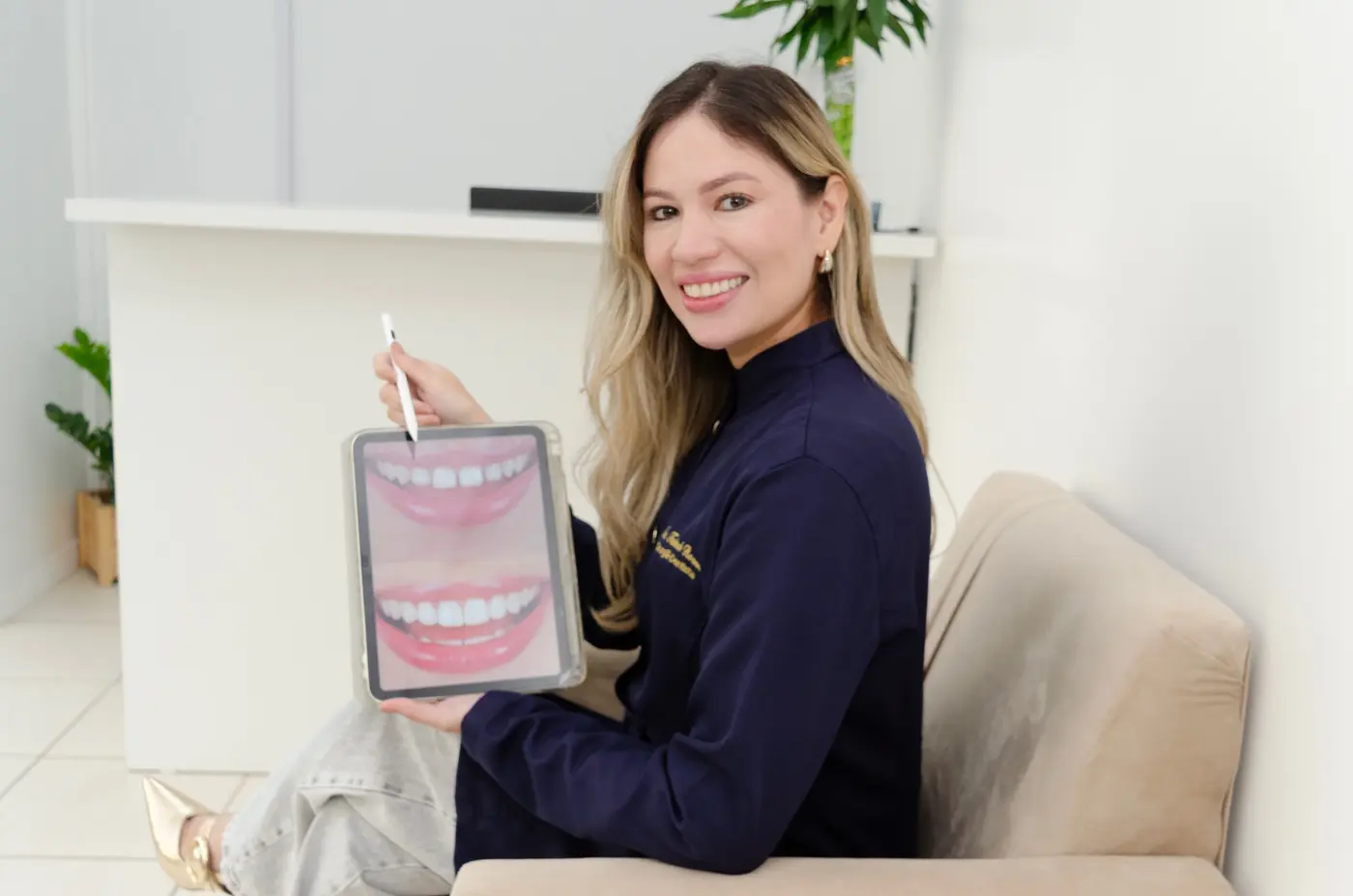 Dra. Tainá Rosas apresentando resultados odontológicos no tablet
