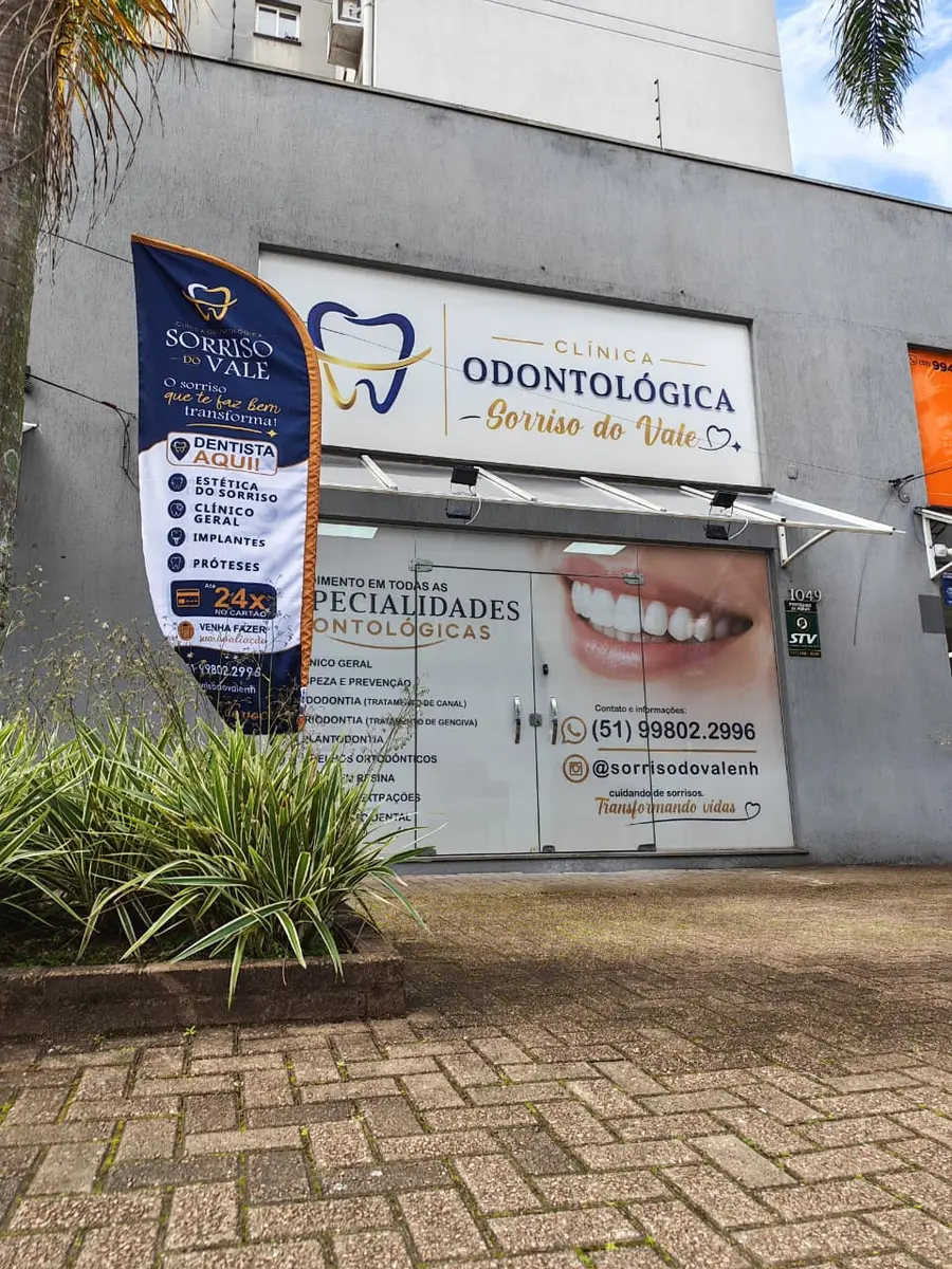 Entrada identificada da Clínica Sorriso do Vale